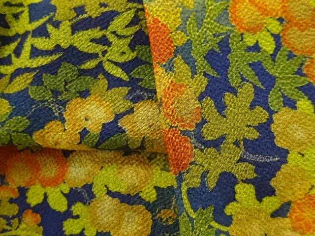  縮緬地　草花模様小紋着物